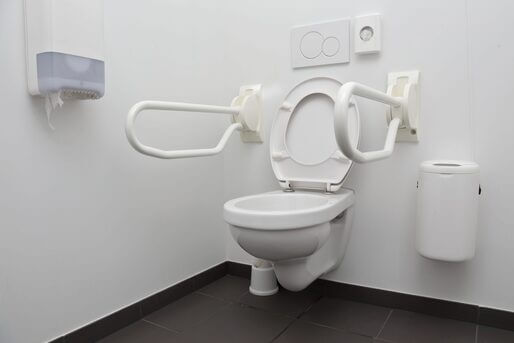 Toilette pour pmr avec deux barres de maintien