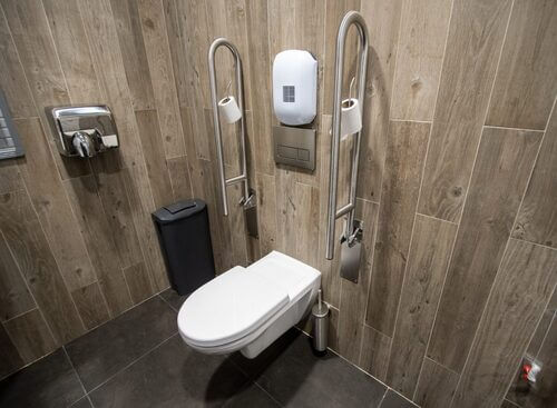 Toilette rallongé pour personne à mobilité réduite ou personne en situation de handicap