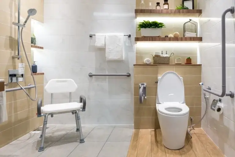 salle de bain senior avec douche à l'italienne et siège de douche et toilette
