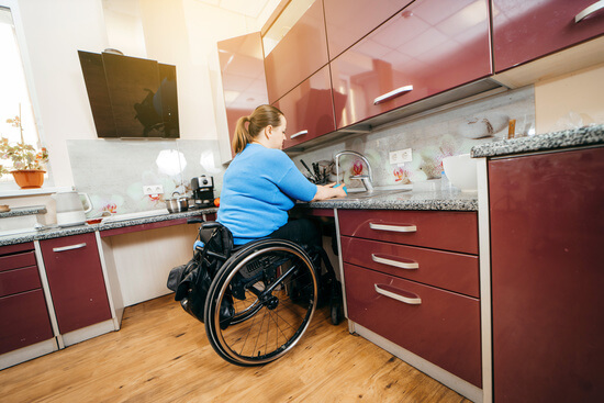 Cuisine aménagée pour personnes en situation de handicap ou personne à mobilité réduite